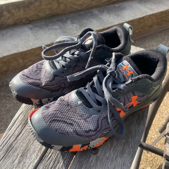 Under Armour sneakers /sz5 youth /orange & grey - Picture 1 of 8